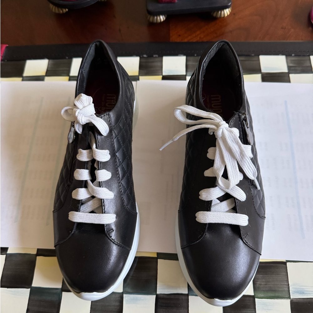 Munro Black and White Sneakers Classic Design